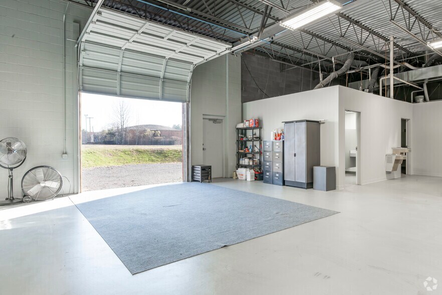 More Photos Of 619-627 Anderson St, Charlotte Light Distribution For Lease