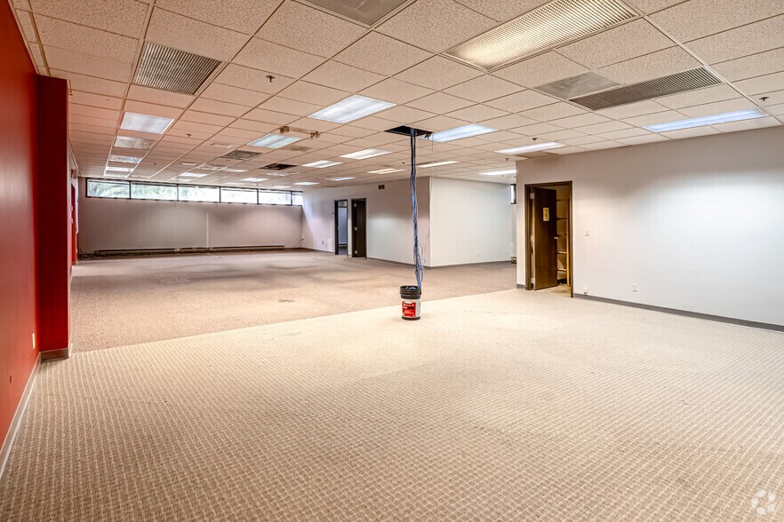 More Photos Of 250 S Executive Dr, Brookfield Office For Lease