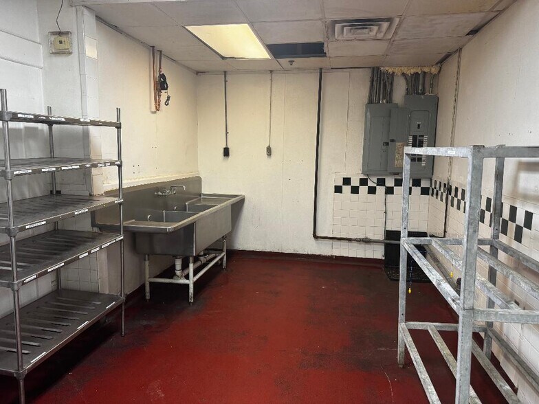 More Photos Of 6915 Spencer Hwy, Pasadena Restaurant For Lease