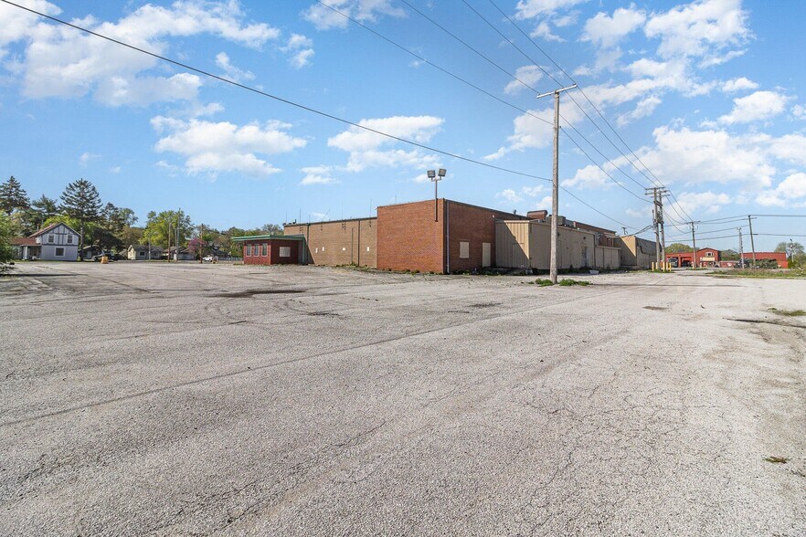 More Photos Of 3232 Central Ave, Lake Station Supermarket For Lease