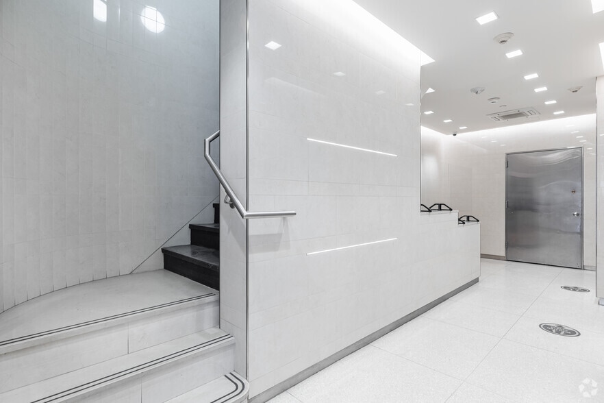 More Photos Of 35 W 45th St, New York Office For Lease
