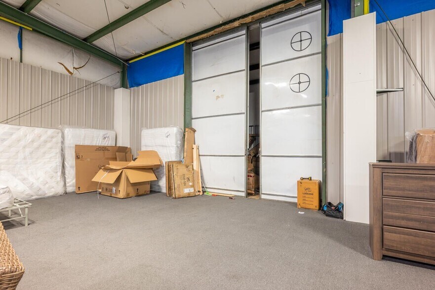 More Photos Of 208 Conway Dr, Columbus Showroom For Sale