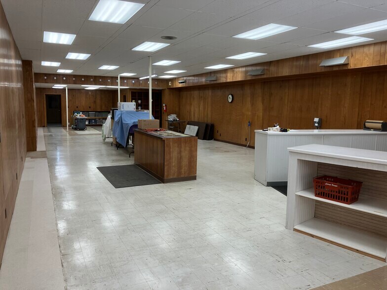 More Photos Of 211 W 1st St, Dixon General Retail For Sale