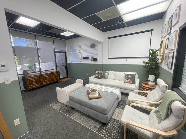 More Photos Of 7441 E Butherus Dr, Scottsdale Light Distribution For Lease