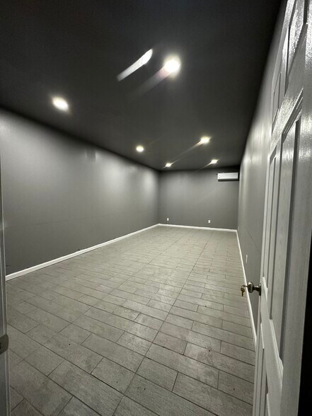 More Photos Of 923-927 Crosstimbers St, Houston Warehouse For Lease