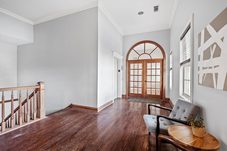 More Photos Of 611 W Jefferson St, Shorewood Medical For Lease