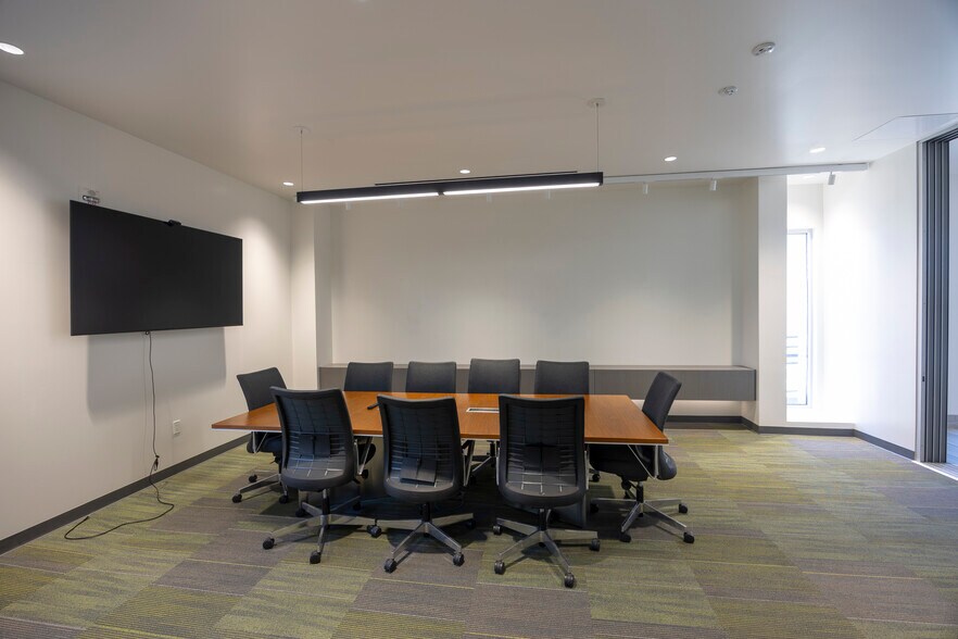 More Photos Of 2736 Waiwai Loop, Honolulu Warehouse For Lease