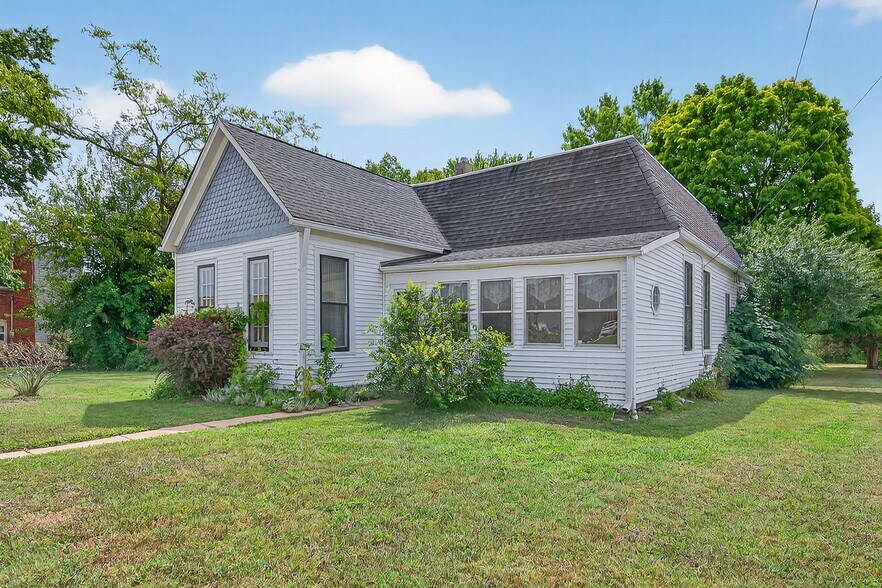 More Photos Of 222 W Saint Louis St, Pacific Office For Sale