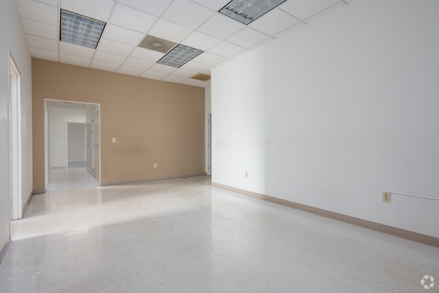More Photos Of 7360 W Friendly Ave, Greensboro Unknown For Lease