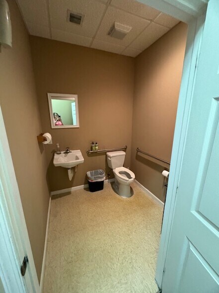 More Photos Of 1410 Park Ln S, Jupiter Warehouse For Lease