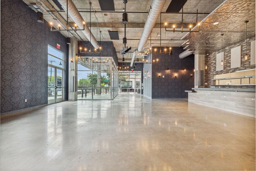 More Photos Of 340 Singleton Blvd, Dallas Restaurant For Lease