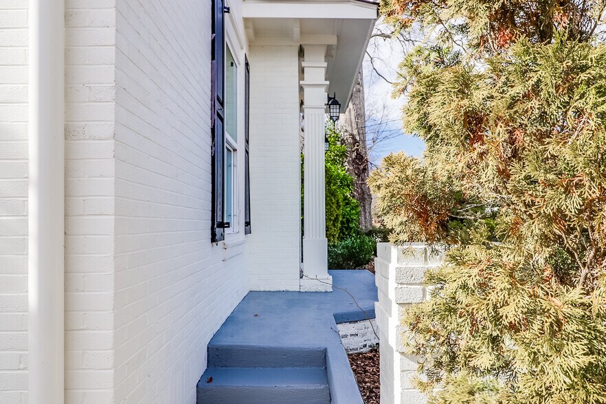 More Photos Of 104 W Candler St, Winder Medical For Sale