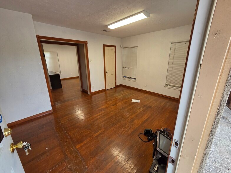 More Photos Of 8805 Lake June Rd, Dallas Office For Sale