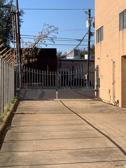 More Photos Of 15800 Dooley Rd, Addison Office For Sale