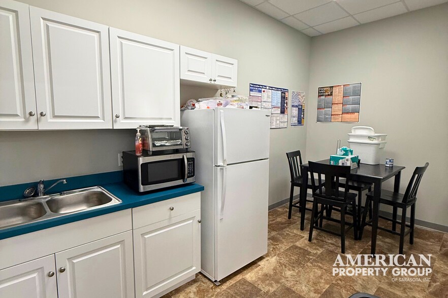 More Photos Of 3613 14th St W, Bradenton Storefront Retail Office For Sale