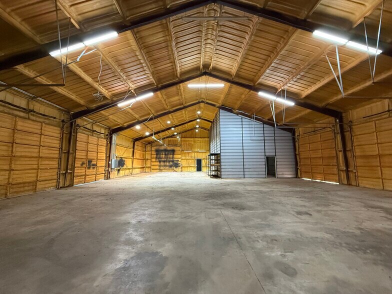 More Photos Of 930 SW 24th Ave, Goldsby Warehouse For Lease