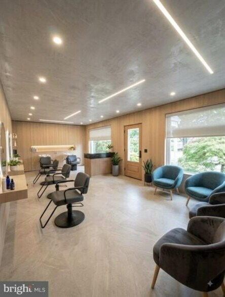 More Photos Of 2132 Noble St, West Lawn Flex For Lease