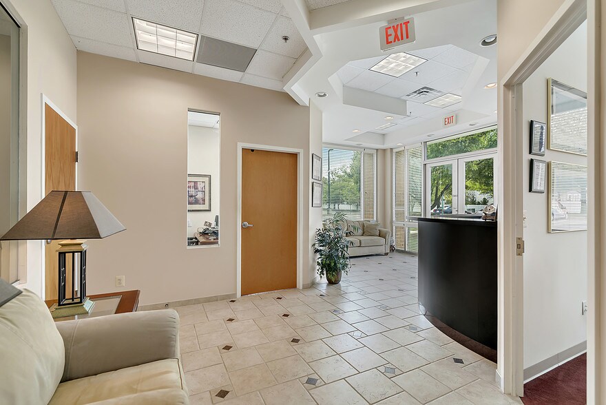 More Photos Of 4229 Lafayette Center Dr, Chantilly Business Park For Lease