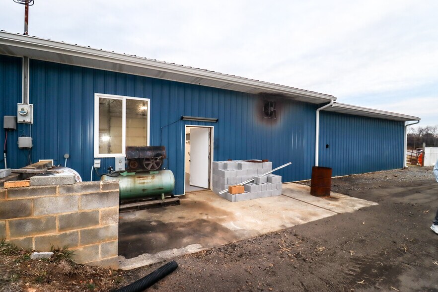 More Photos Of 2600 W Lynchburg Salem Tpke, Bedford Flex For Lease