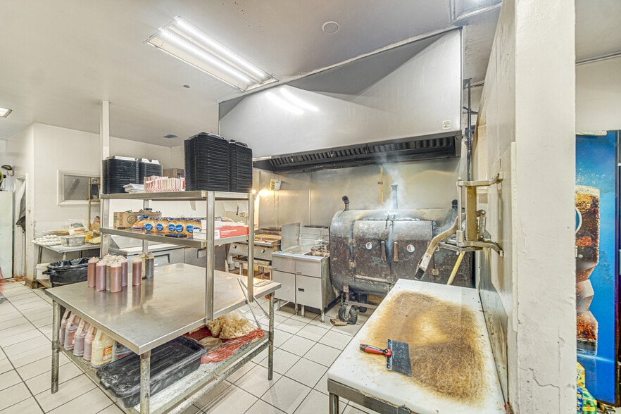 More Photos Of 5600-5612 W Division St, Chicago Storefront For Sale