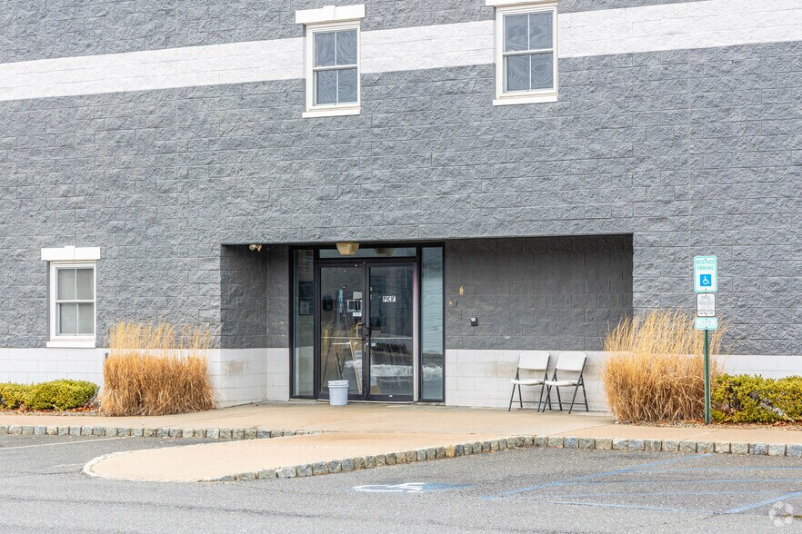 More Photos Of 700 Business Park Dr, Freehold Light Distribution For Lease