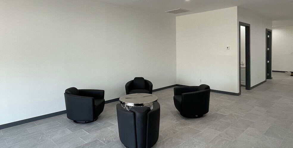 More Photos Of 1035 E Levee St, Dallas Showroom For Sale