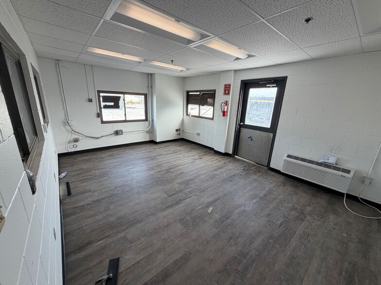 More Photos Of 5500 N Lovers Lane Rd, Milwaukee Distribution For Lease