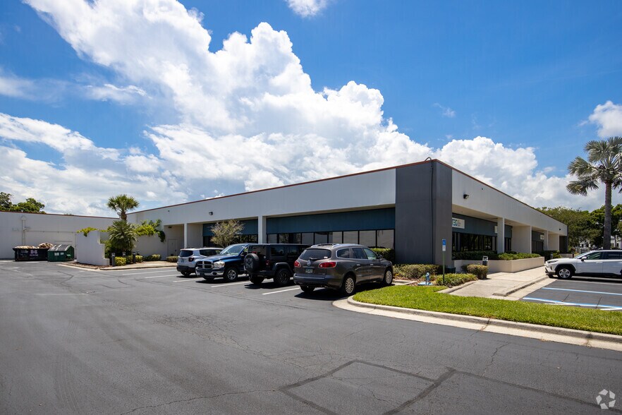 More Photos Of 1333-1335 Gateway Dr, Melbourne Flex For Lease