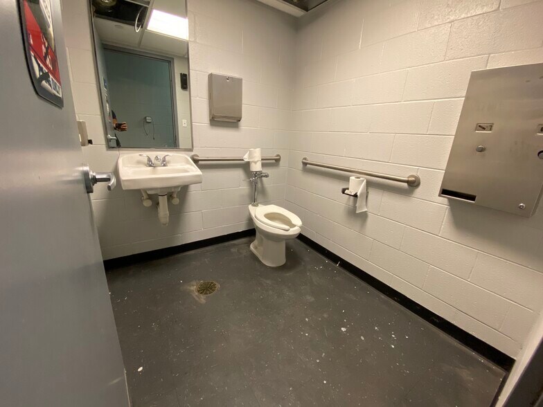 More Photos Of 855 E Grand Ave, Lake Villa Auto Dealership For Sale