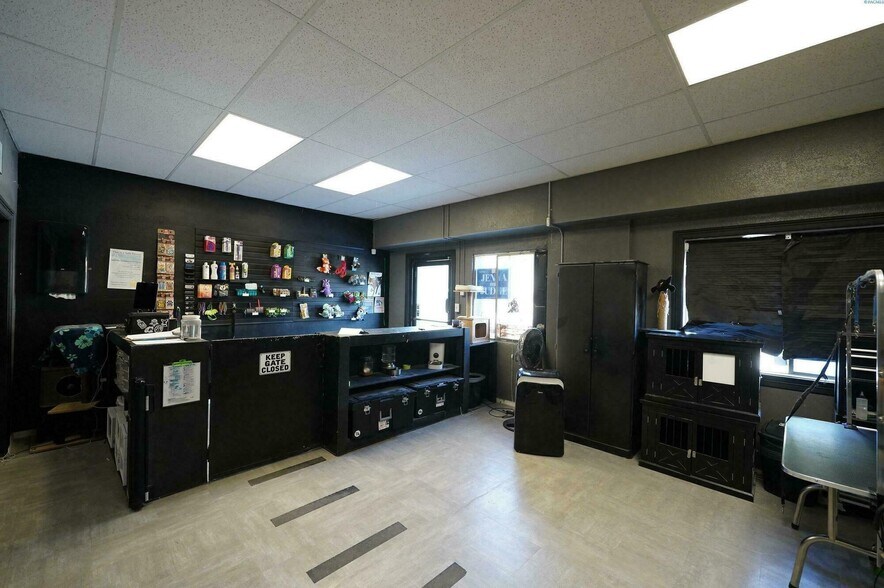 More Photos Of 360 S Grand Ave, Pullman Storefront For Sale