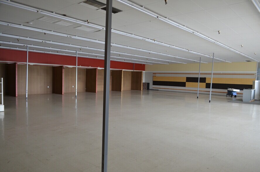 More Photos Of 316-326 Eureka Ave, Berryville Supermarket For Lease