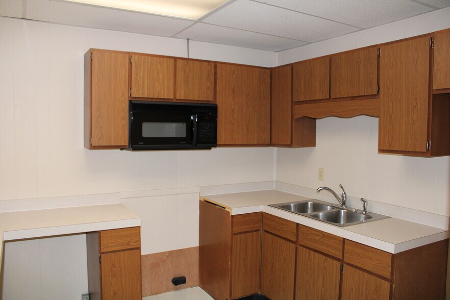 More Photos Of 210 1st St SW, Clarion Office For Sale
