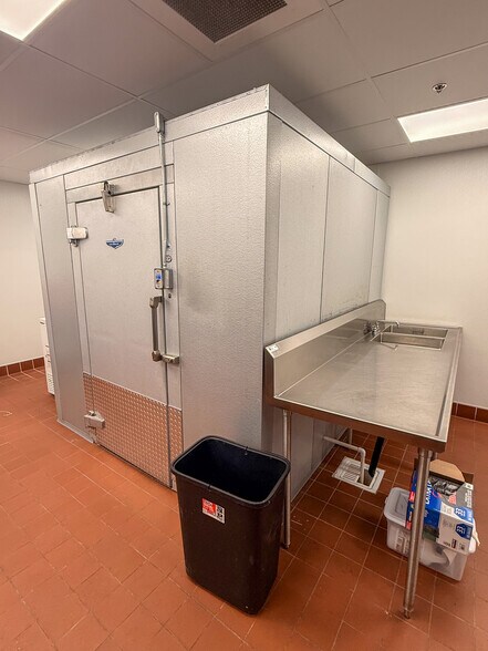 More Photos Of 1521 E Nob Hill Blvd, Yakima General Retail For Lease