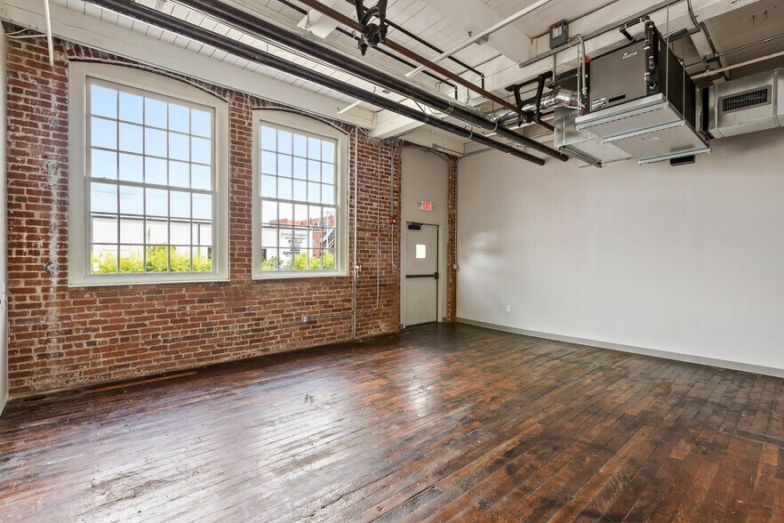 More Photos Of 205 Manufacturers Rd, Chattanooga General Retail For Lease
