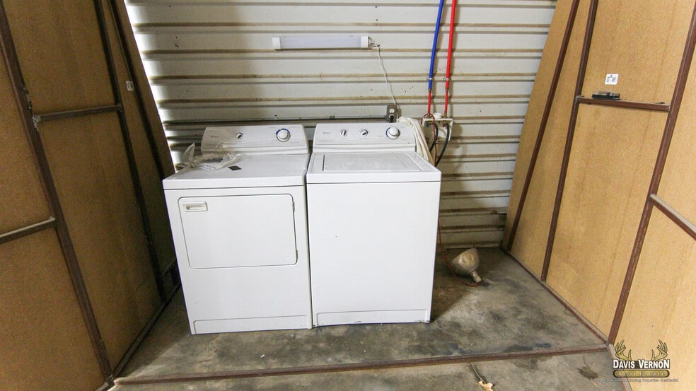 More Photos Of 1331 Cumberland St, Vernon Storefront For Sale