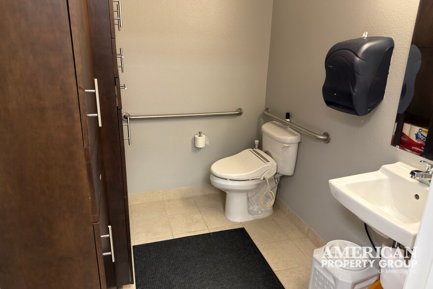 More Photos Of 4532 McAshton St, Sarasota Truck Terminal For Sale