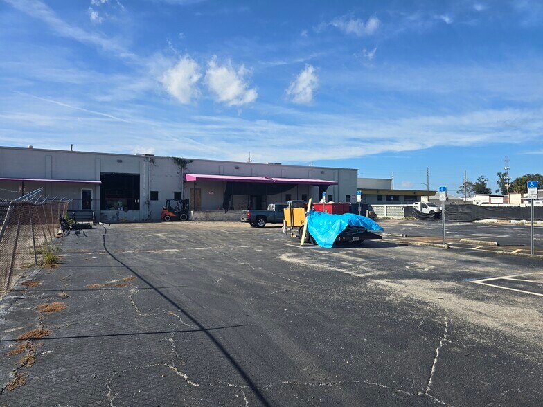 More Photos Of 2140 W Washington St, Orlando Warehouse For Lease