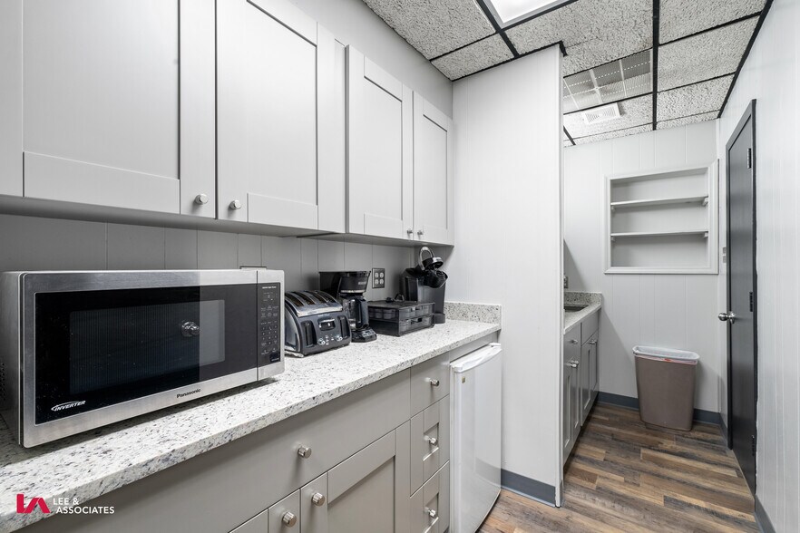 More Photos Of 5755 Old Dixie Hwy, Forest Park Manufacturing For Lease