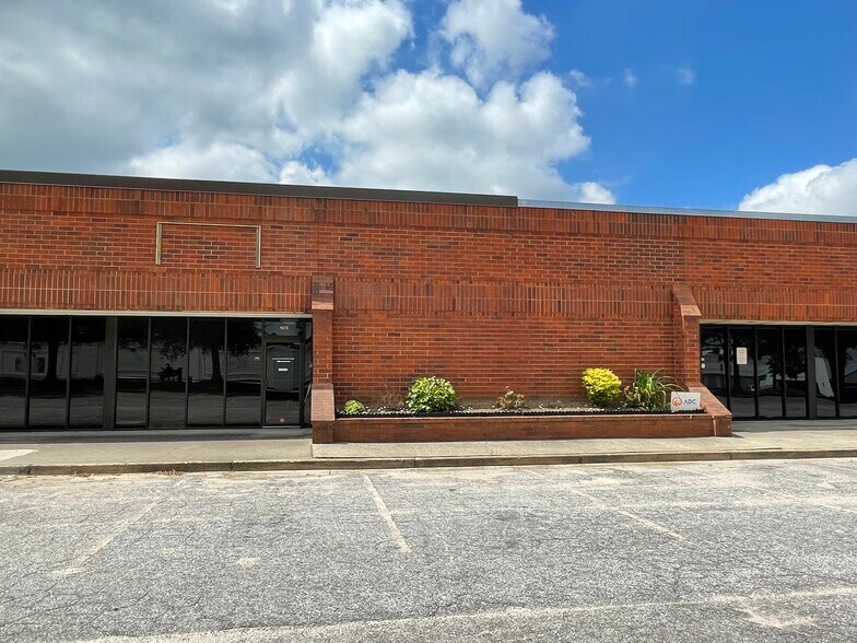 More Photos Of 1331 Citizens Pky, Morrow Office For Lease