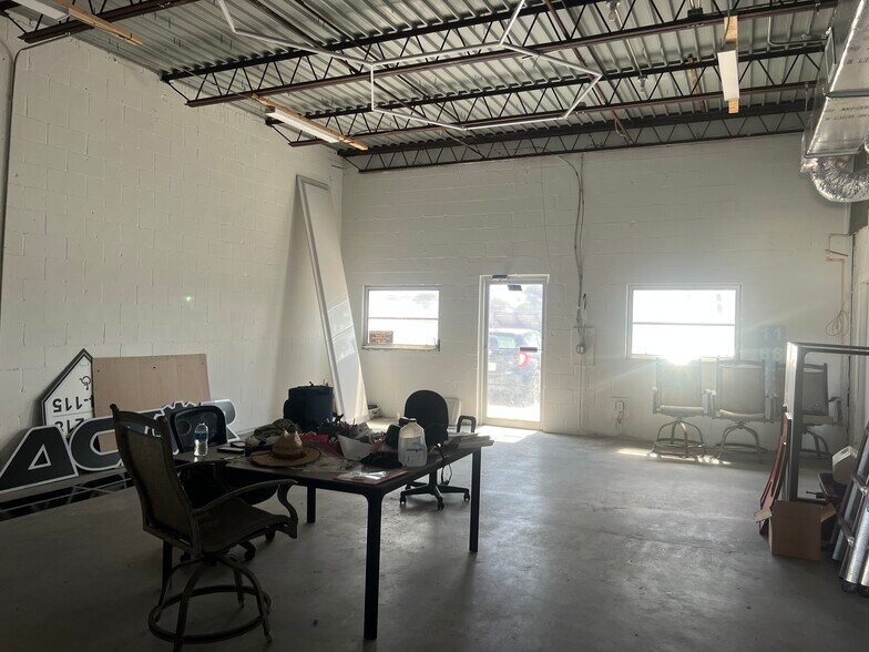 More Photos Of 264 Bahama St, Venice Office For Lease