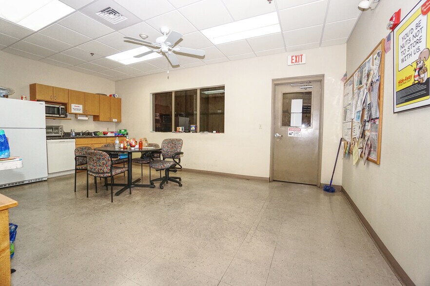 More Photos Of 6791 28th St Cir E, Sarasota Warehouse For Lease