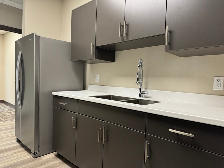 More Photos Of 5205 E 57th St, Sioux Falls Office For Sale