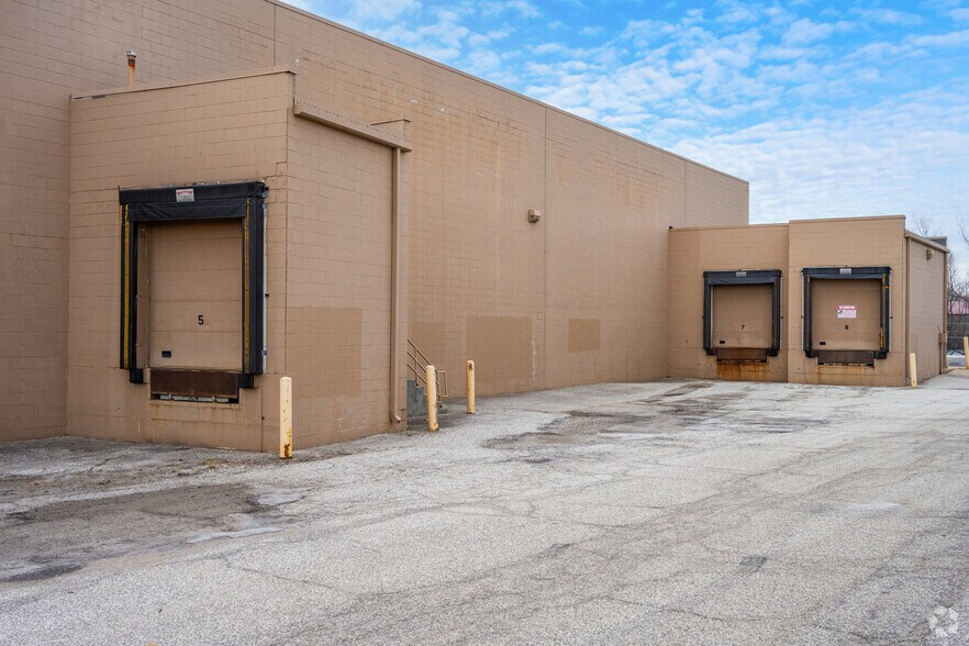 Primary Photo Of 1200-1252 N Nappanee St, Elkhart Supermarket For Sale