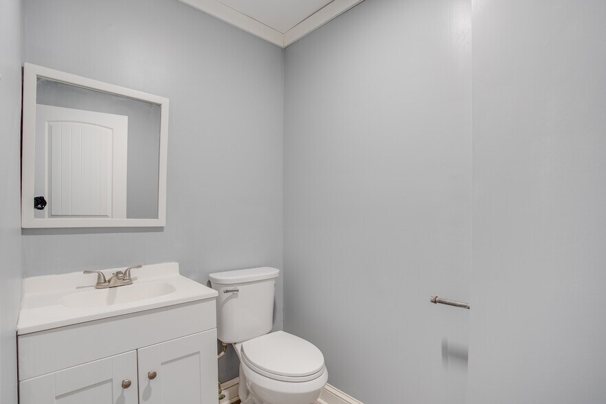 More Photos Of 1008 Baker Rd, High Point Warehouse For Lease