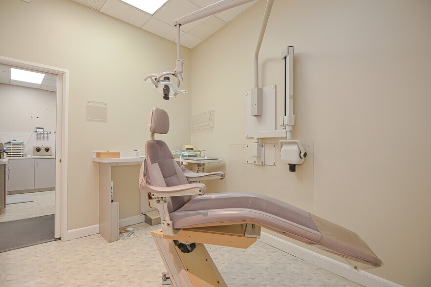 More Photos Of 49-51 Holland St, Somerville Storefront Retail Office For Lease