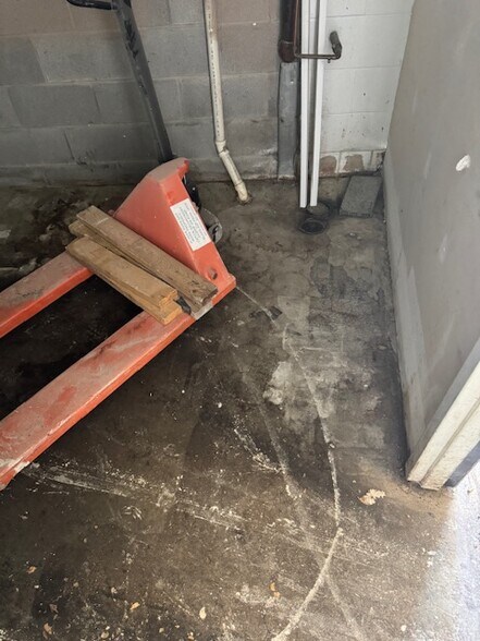 More Photos Of 1060 D W Griffith Ln, La Grange Warehouse For Lease