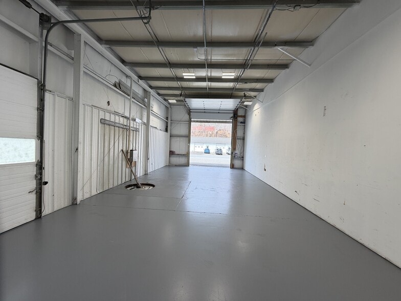 More Photos Of 500-580 Industrial Park Rd, Deep River Warehouse For Lease