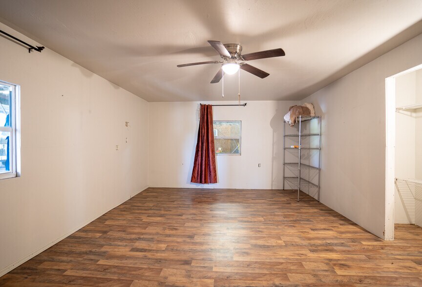 More Photos Of 220 Davenport Blvd, Davenport General Retail For Sale