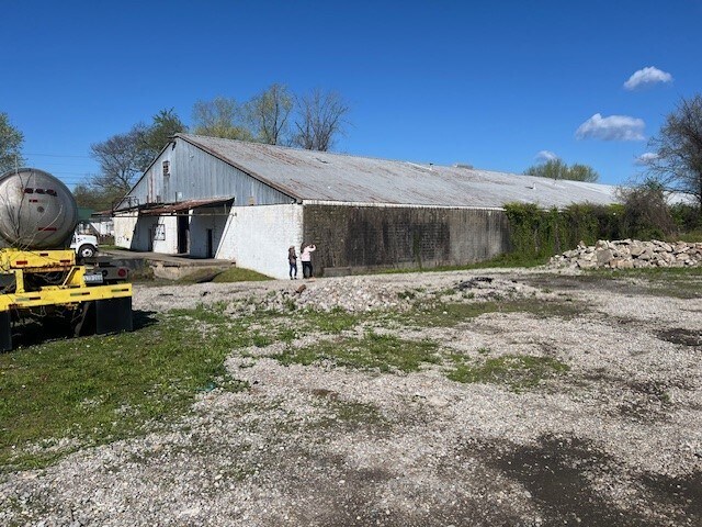 More Photos Of 211 Swans Ln, Saint Albans Warehouse For Sale