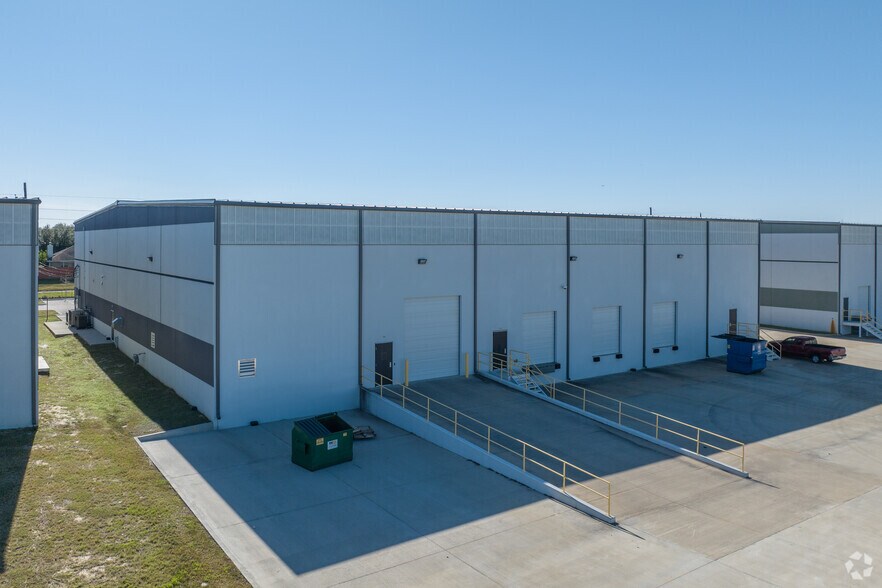 More Photos Of 1003 E Airtex Dr, Houston Unknown For Lease